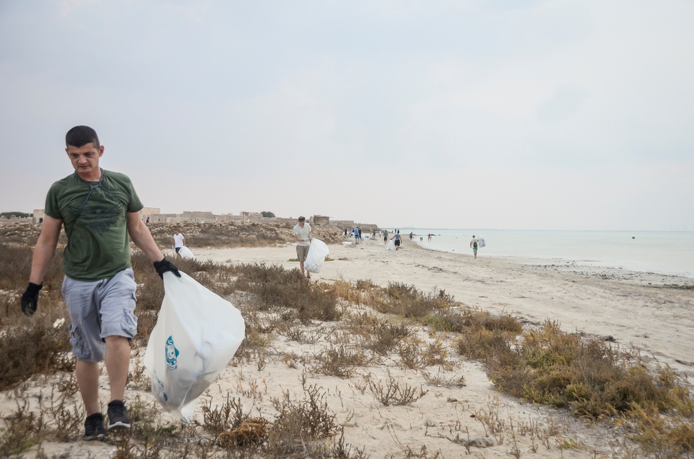 Airmen Clean Up Beach in Qatar