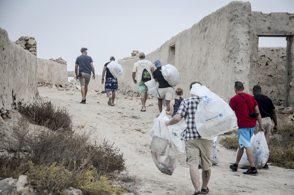 Airmen Clean Up Beach in Qatar