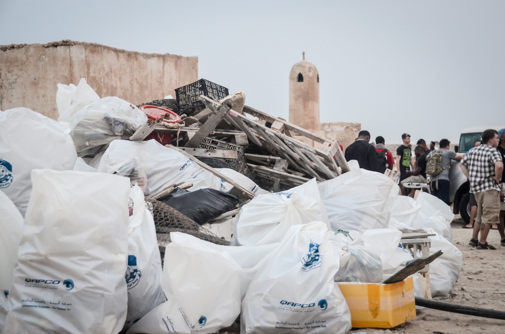 Airmen Clean Up Beach in Qatar