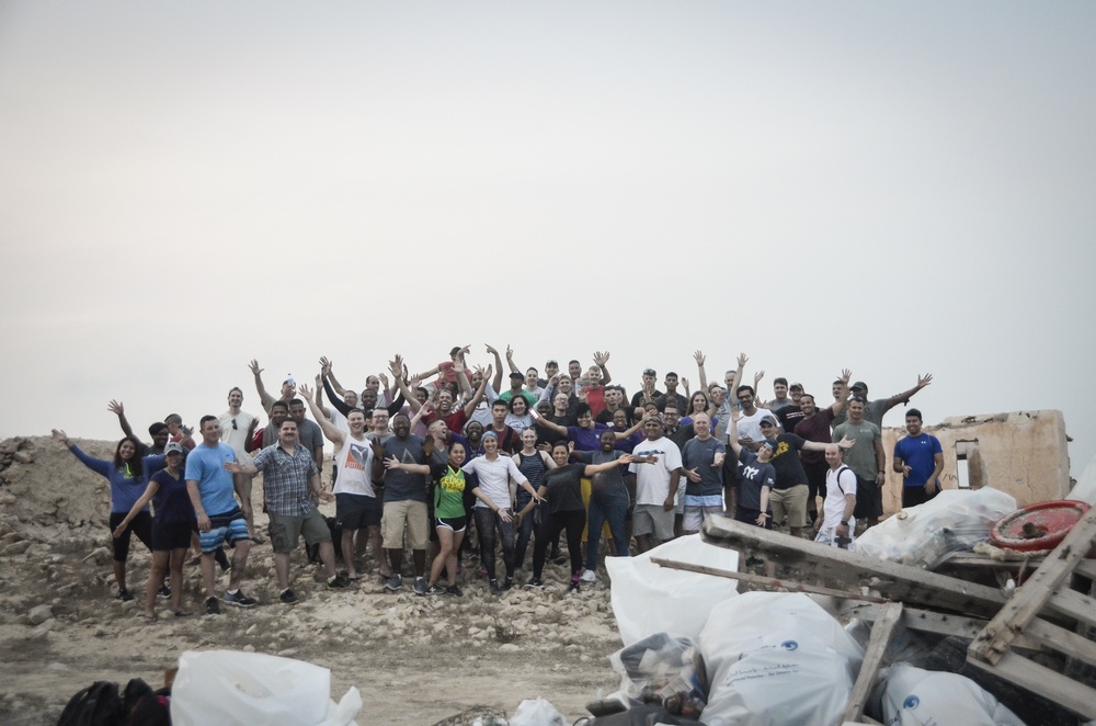 Airmen Clean Up Beach in Qatar