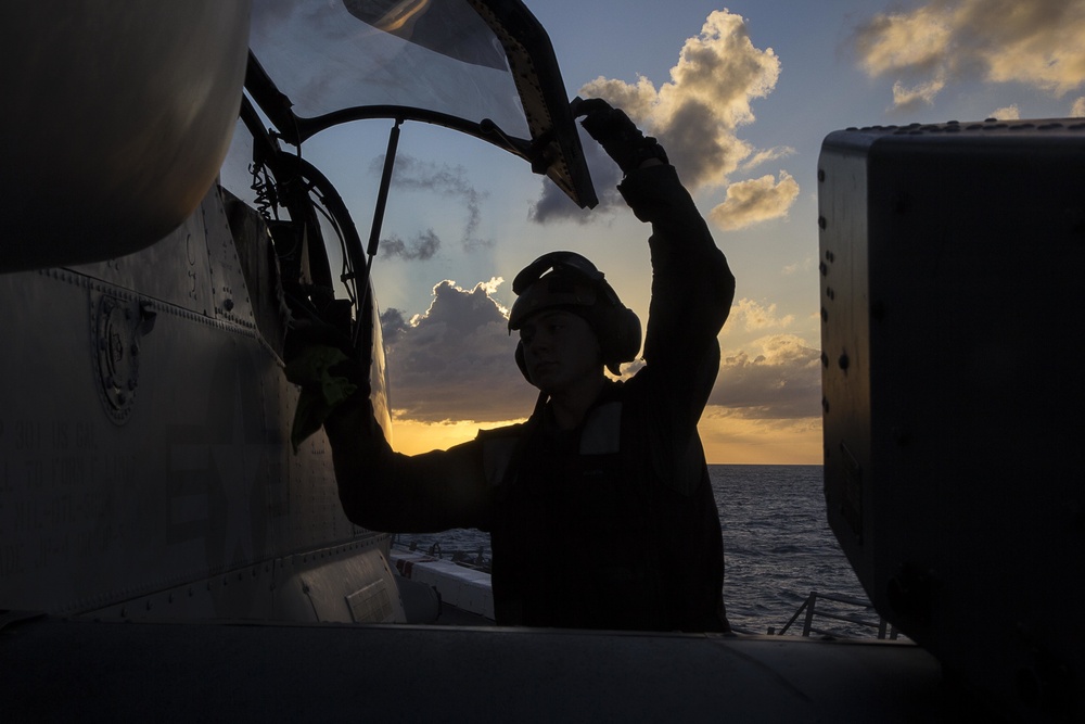 Night CAS: 26th MEU conducts night time close air support exercise