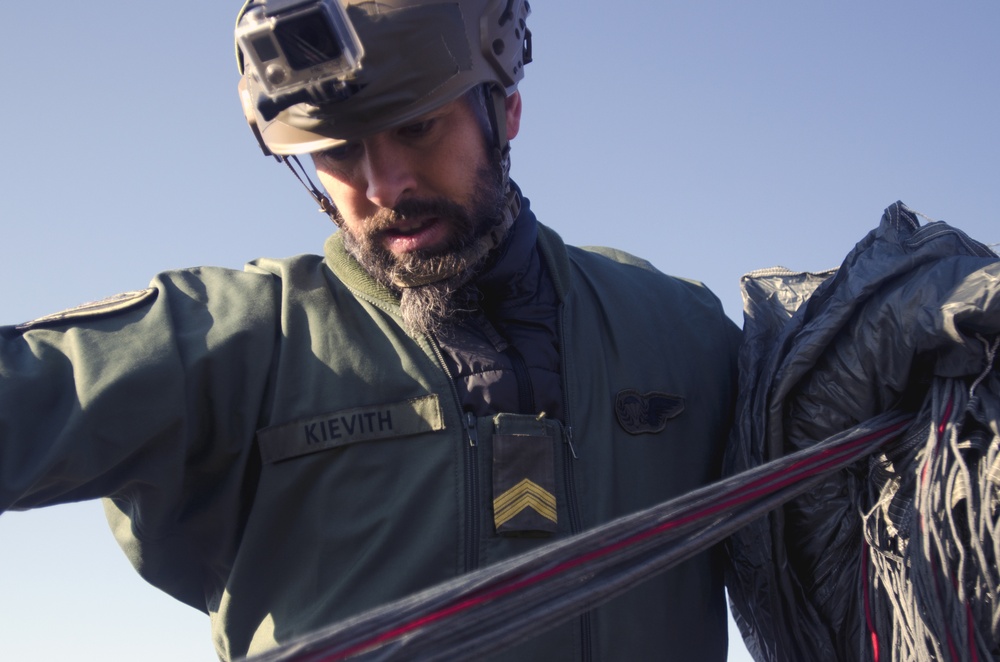 Paratrooper The Netherlands gathers his parachute