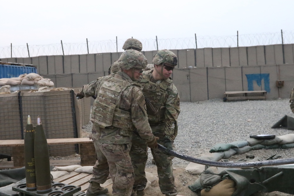 CSM Jeffrey Dillingham gets assistance loading the M777