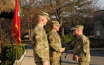 INSCOM commanding general visits 704th Military Intelligence Brigade