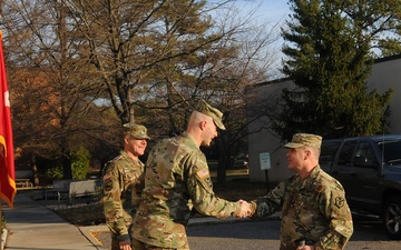 INSCOM commanding general visits 704th Military Intelligence Brigade