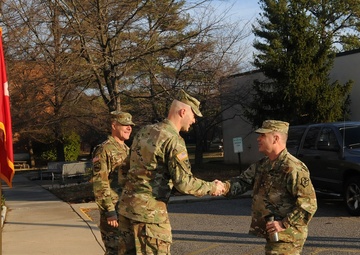 INSCOM commanding general visits 704th Military Intelligence Brigade