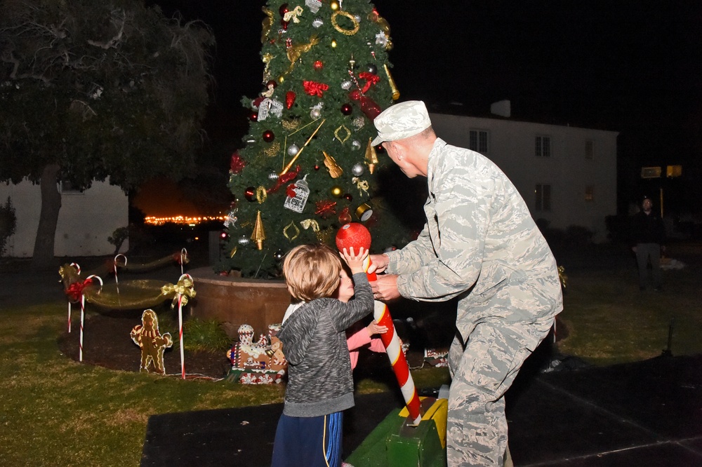 HolidayTree Lighting