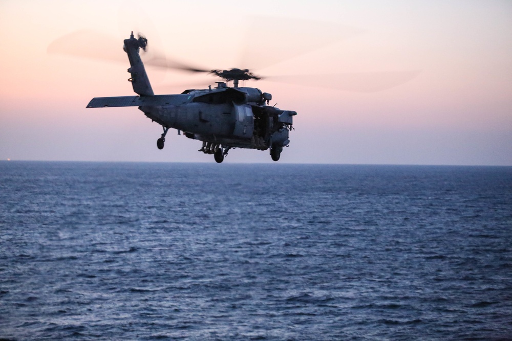 15th MEU Force Recon conducts nighttime fast roping