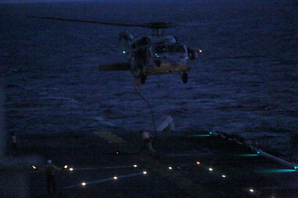 15th MEU Force Recon conducts nighttime fast roping