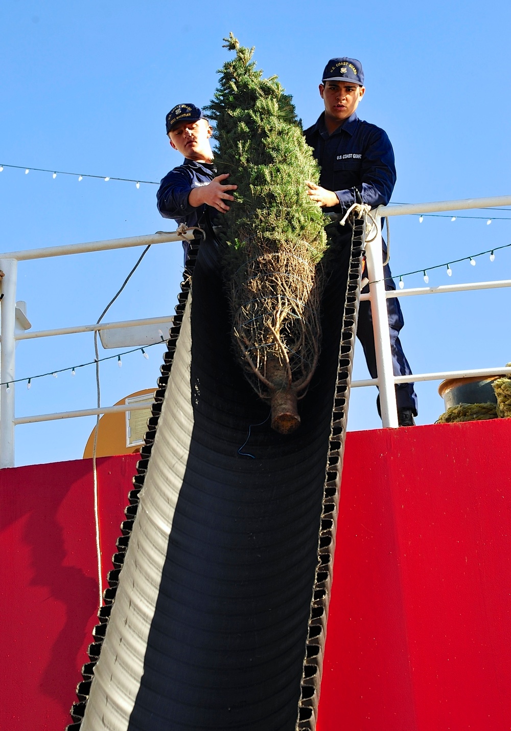 Coast Guard Cutter Mackinaw reenacts Chicago maritime holiday tradition