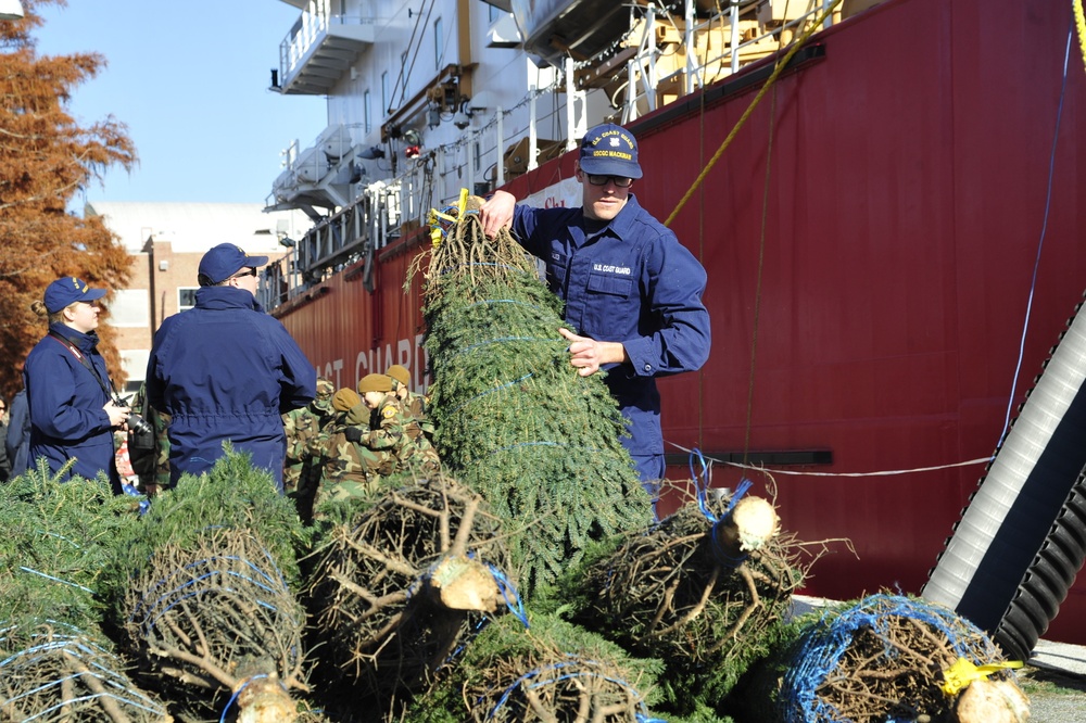 Coast Guard Cutter Mackinaw crew reenacts Chicago maritime holiday tradition