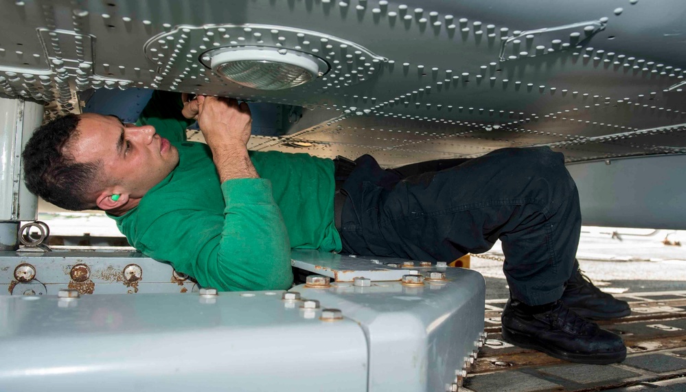 USS Sampson Performs Maintenance