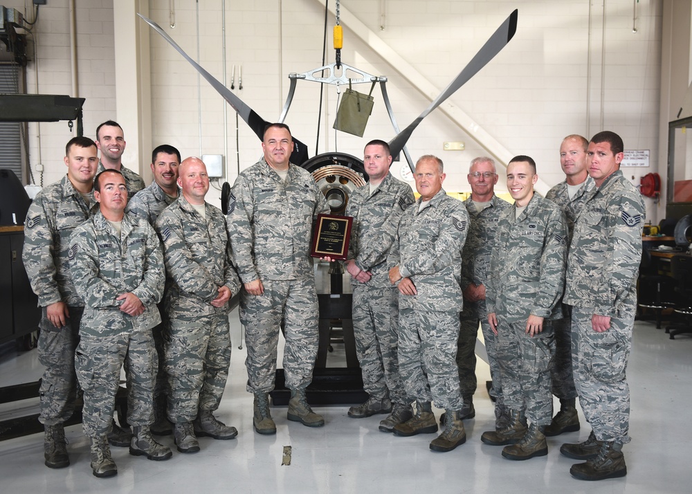Propulsion element supervisor receives top USAF safety award