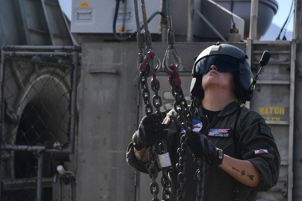 USS San Diego (LPD 22) Sailor Participates in Crane Operations