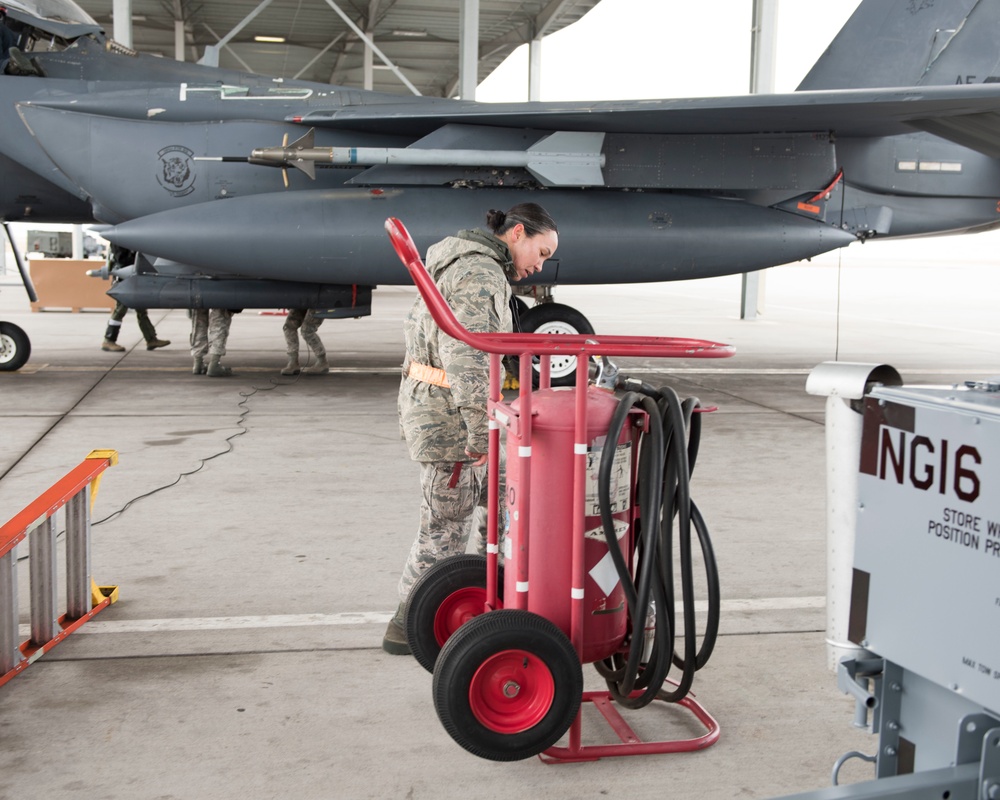 A day in the life of a F-15E Strike Eagle avionics technician