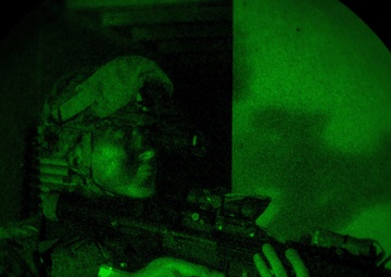 26th MEU Conducts Long Range Night Raid