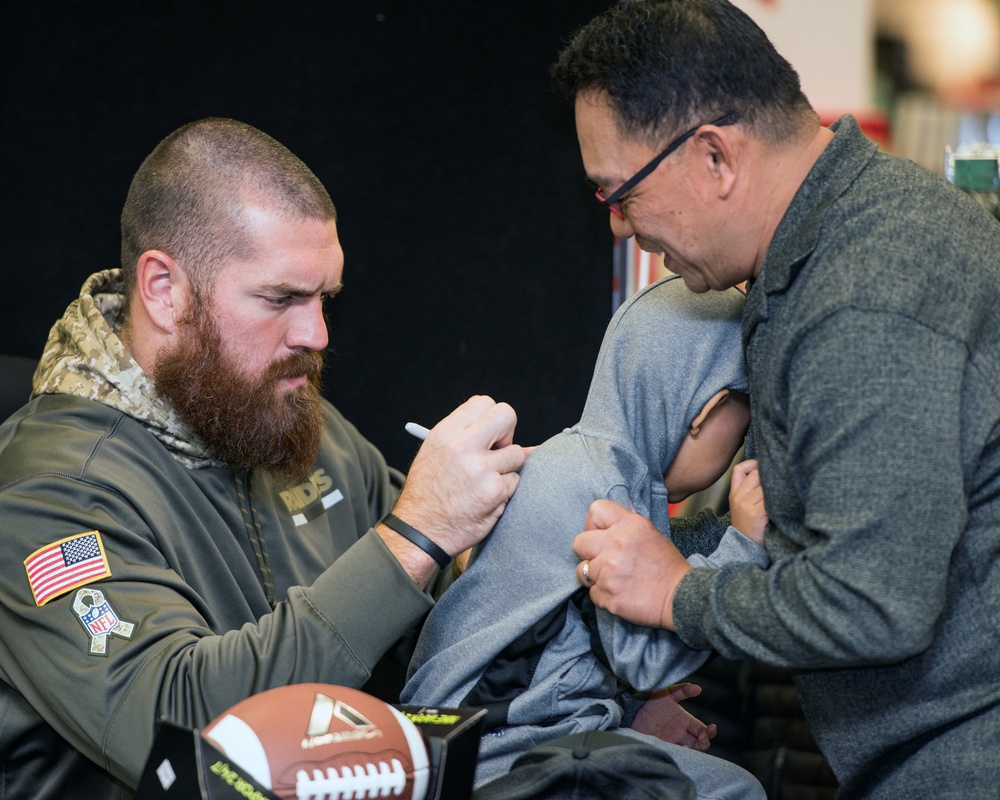 Oakland Raiders Lee Smith visits Travis Exchange