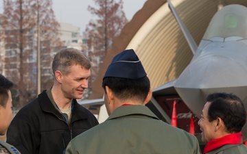 Gwangju Mayor visits U.S. members at Gwangju Air Base