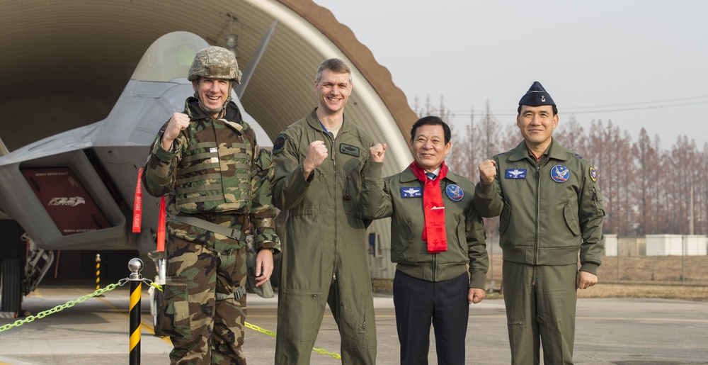 Gwangju Mayor visits U.S. Air Force members a Gwangju Air Base