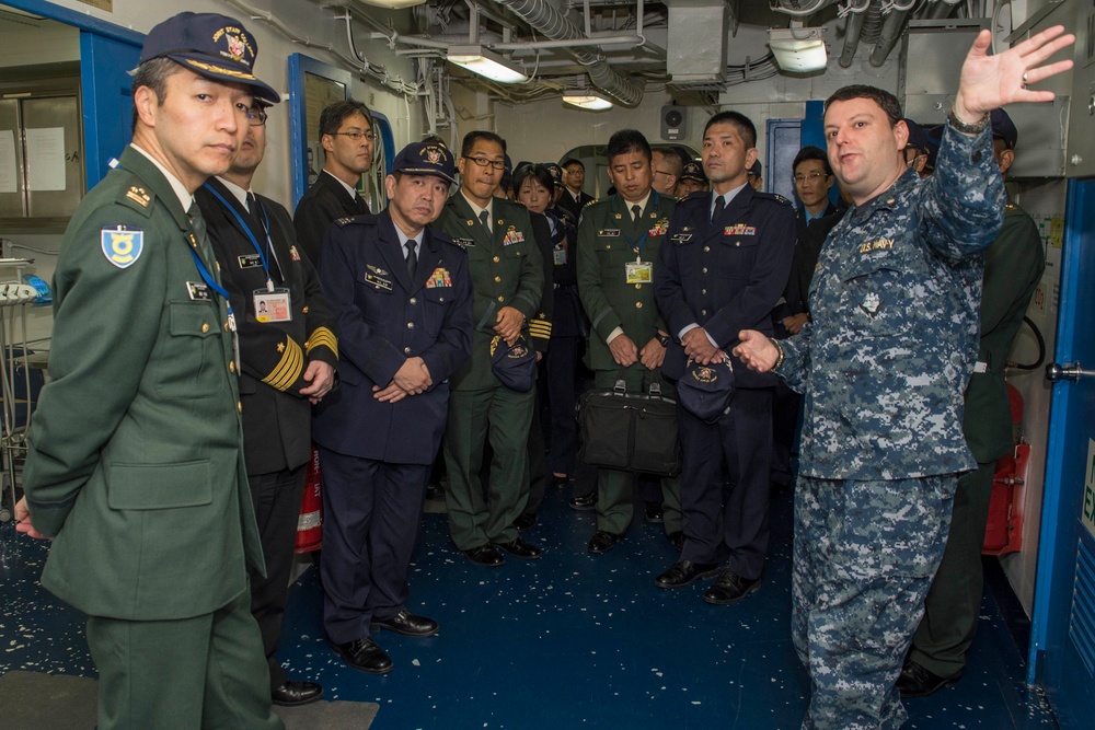 Officers from the Joint Staff Collge visit USS Bonhomme Richard (LHD 6)