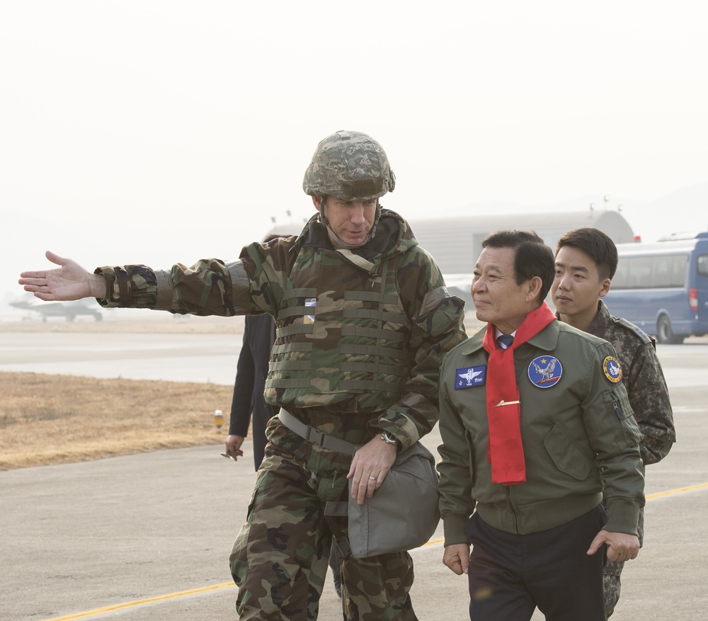 Gwangju Mayor visits U.S. members at Gwangju Air Base