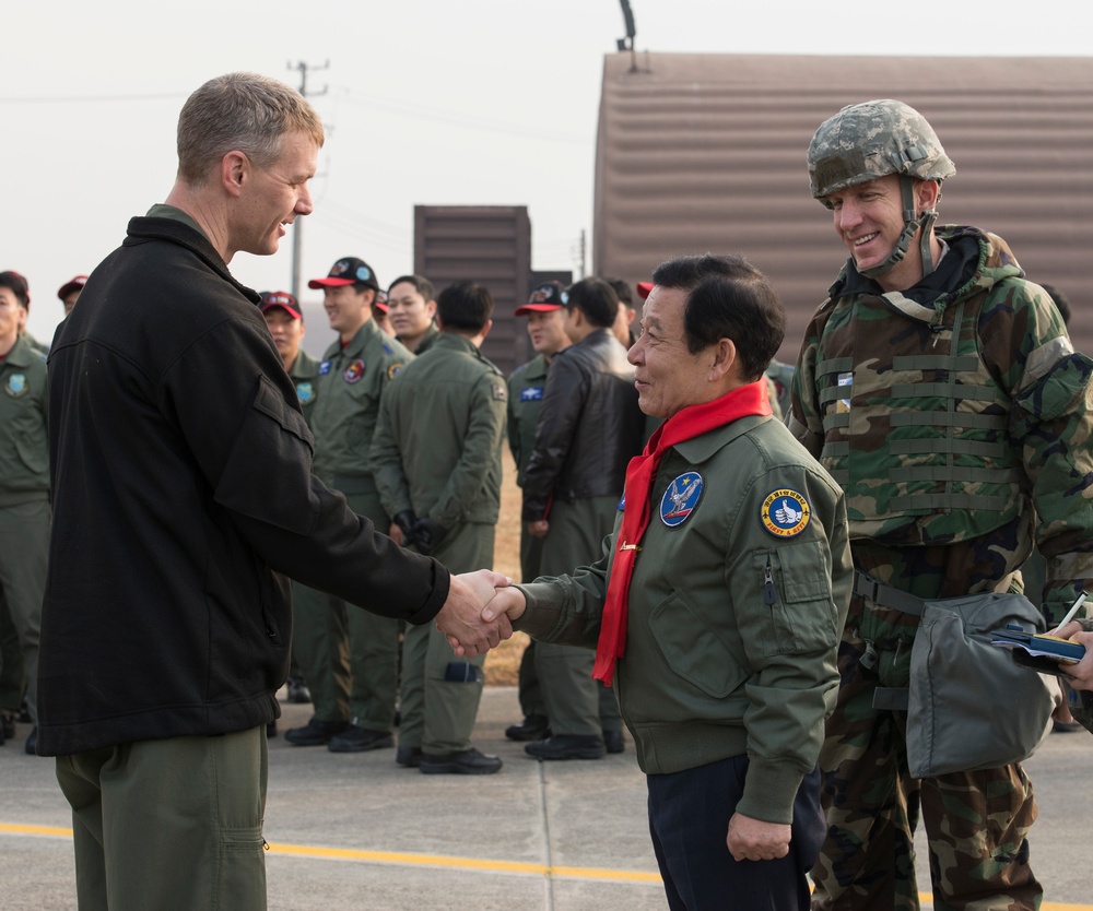 Gwangju Mayor visits U.S. members at Gwangju Air Base