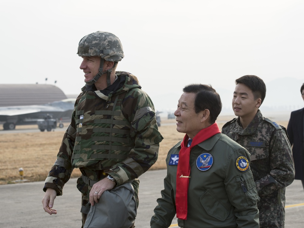 Gwangju Mayor visits U.S. members at Gwangju Air Base