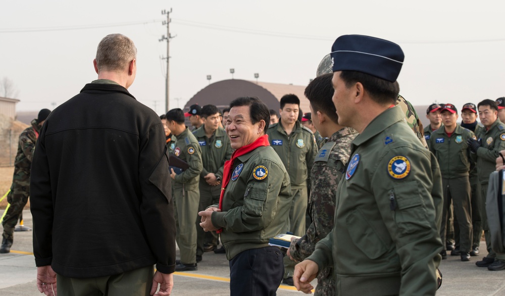 Gwangju Mayor visits U.S. members at Gwangju Air Base