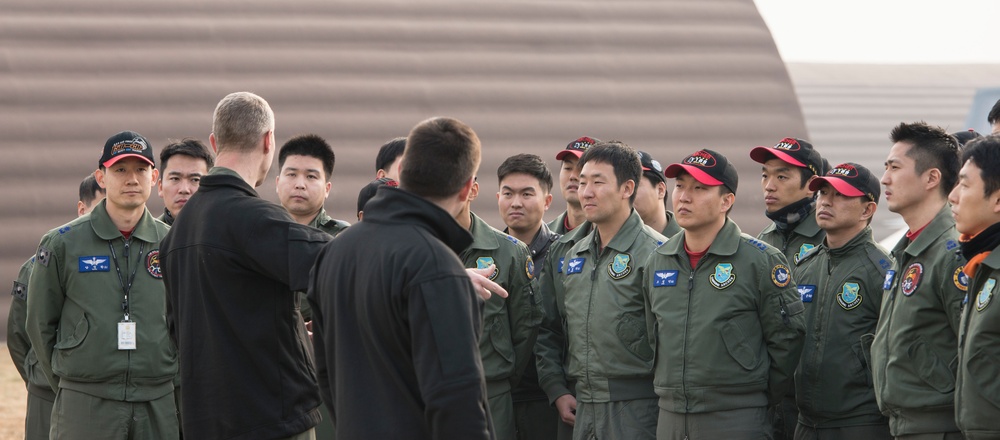 Gwangju Mayor visits U.S. members at Gwangju Air Base