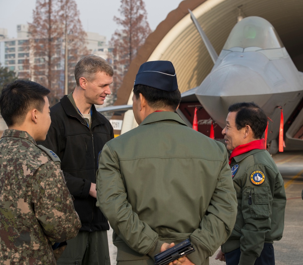 Gwangju Mayor visits U.S. members at Gwangju Air Base