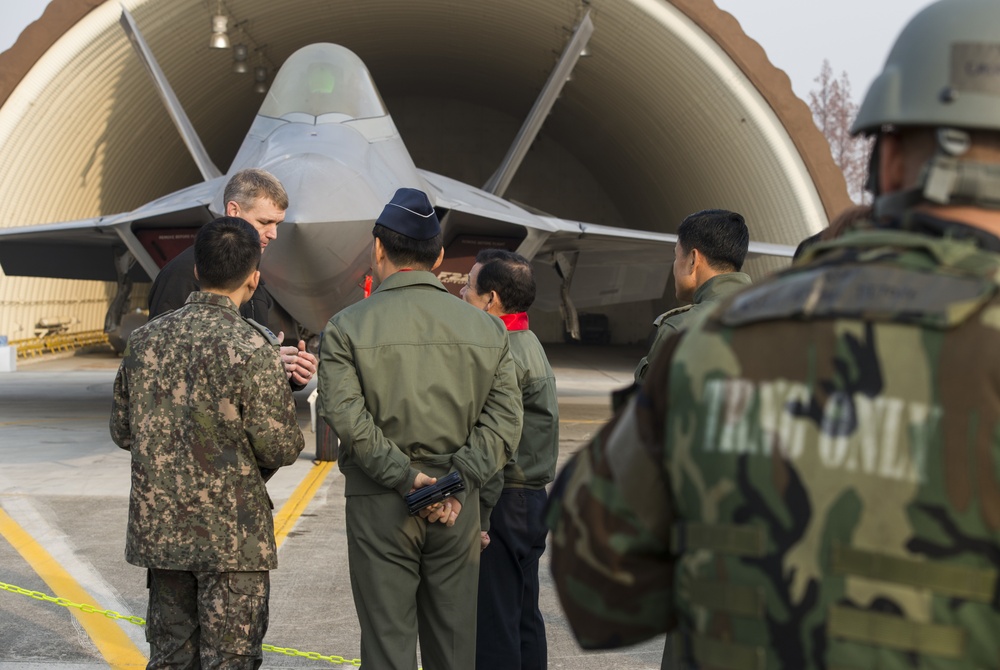 Gwangju Mayor visits U.S. members at Gwangju Air Base