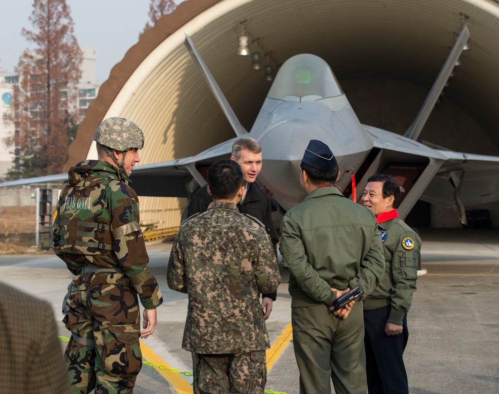 Gwangju Mayor visits U.S. members at Gwangju Air Base