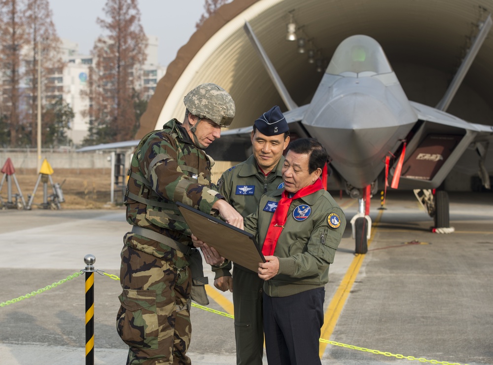 Gwangju Mayor visits U.S. members at Gwangju Air Base