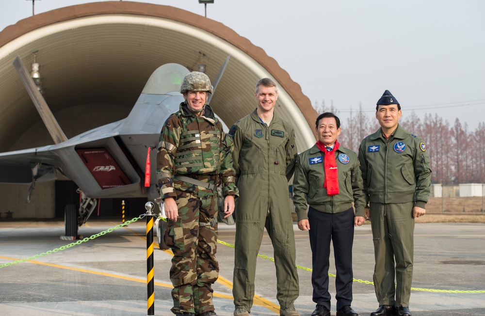 Gwangju Mayor visits U.S. members at Gwangju Air Base