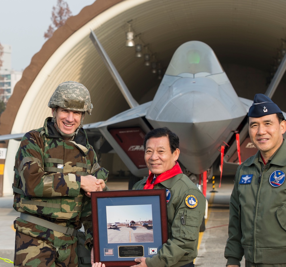 Gwangju Mayor visits U.S. members at Gwangju Air Base