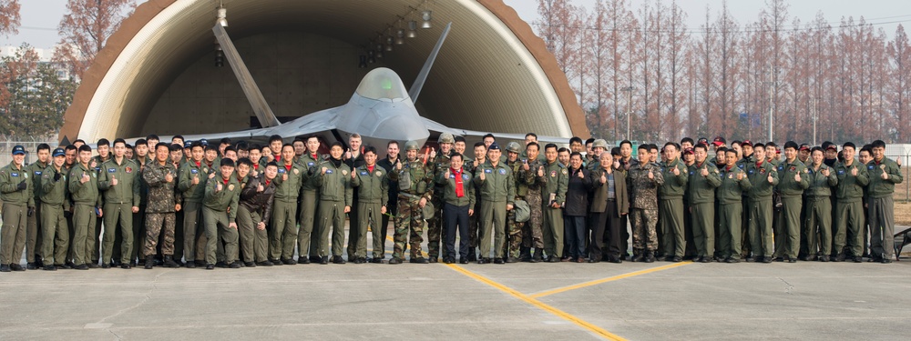 Gwangju Mayor visits U.S. members at Gwangju Air Base