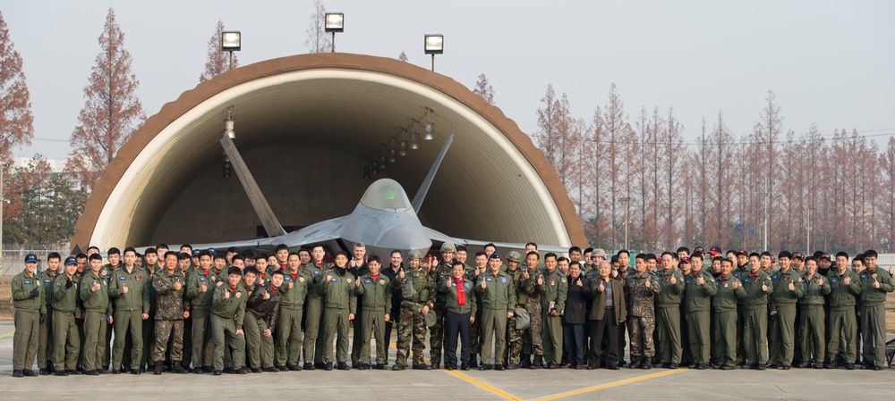 Gwangju Mayor visits U.S. members at Gwangju Air Base