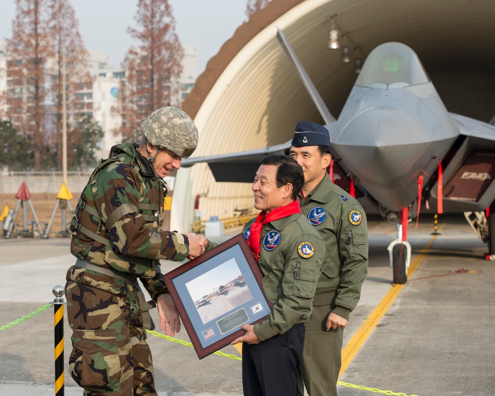 Gwangju Mayor visits U.S. members at Gwangju Air Base