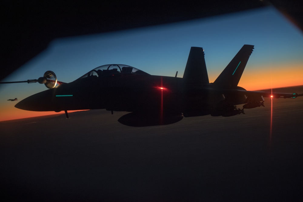 KC-135 refuels F/A-18E/F Super Hornets and EA-18G Growler