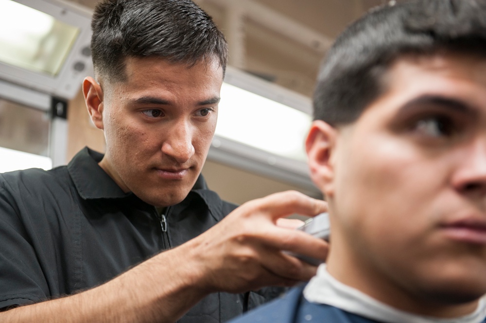 15th MEU Marine cuts hair in barbershop