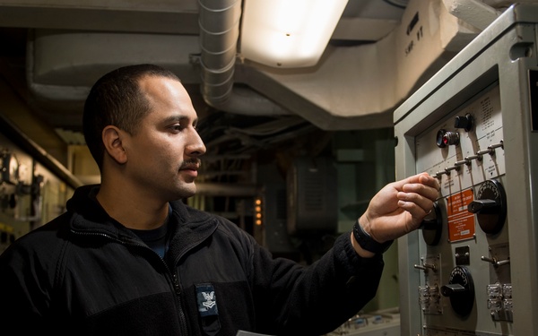 USS Oak Hill (LSD 51) conducts COMPTUEX