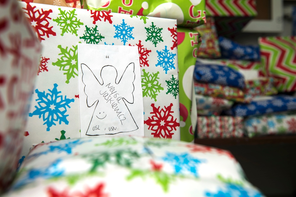 Gift wrapping aboard USS Bonhomme Richard (LHD 6)