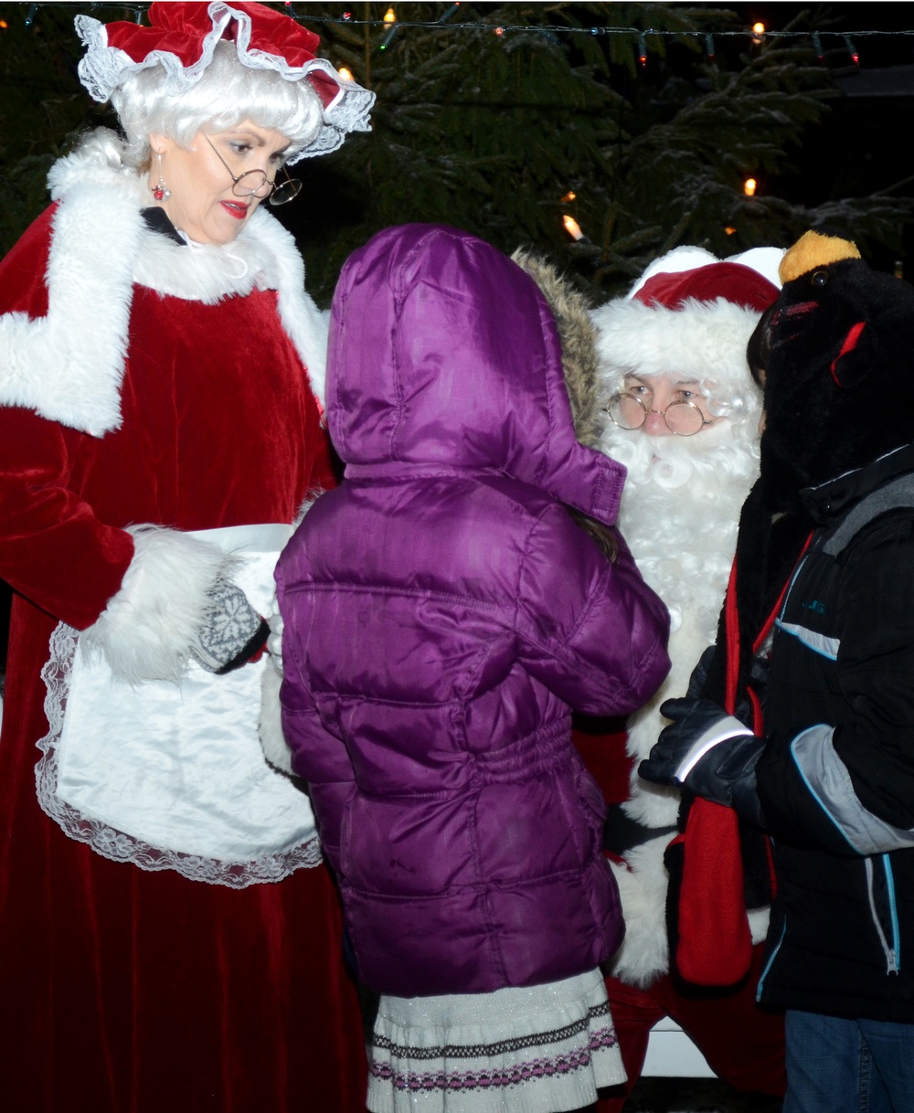 Santa visits Hohenfels’ tree lighting ceremony
