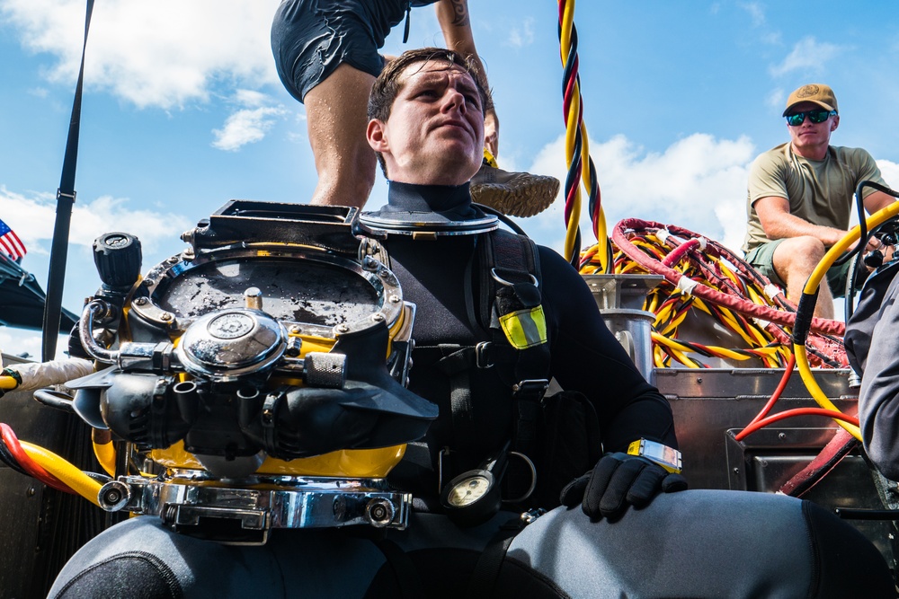 UCT-2, MDSU-1, USS Emory S. Land, and USS Frank Cable Divers Conduct Underwater Cutting Operations on Big Blue Mooring System in Apra Harbor