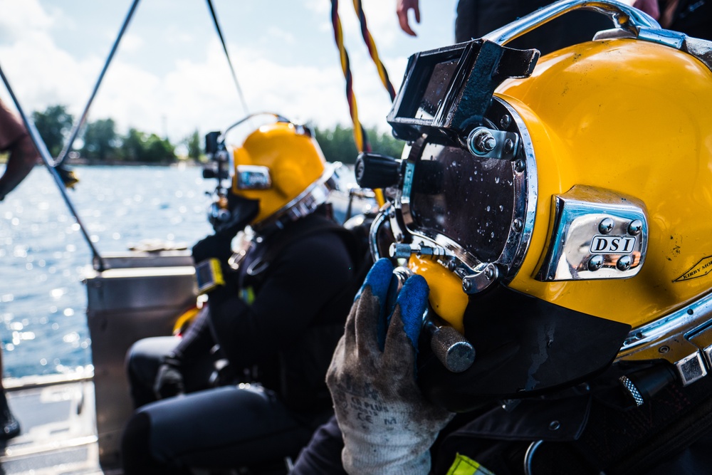 UCT-2, MDSU-1, USS Emory S. Land, and USS Frank Cable Divers Conduct Underwater Cutting Operations on Big Blue Mooring System in Apra Harbor