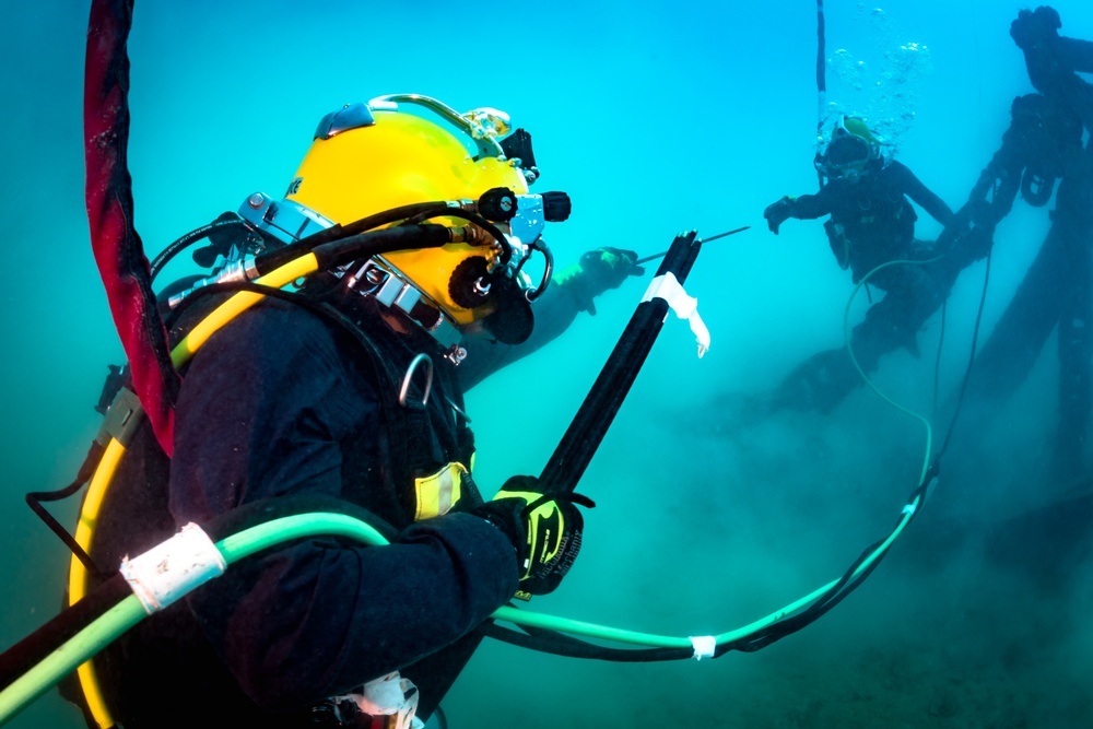 UCT-2, MDSU-1, USS Emory S. Land, and USS Frank Cable Divers Conduct Underwater Cutting Operations on Big Blue Mooring System in Apra Harbor