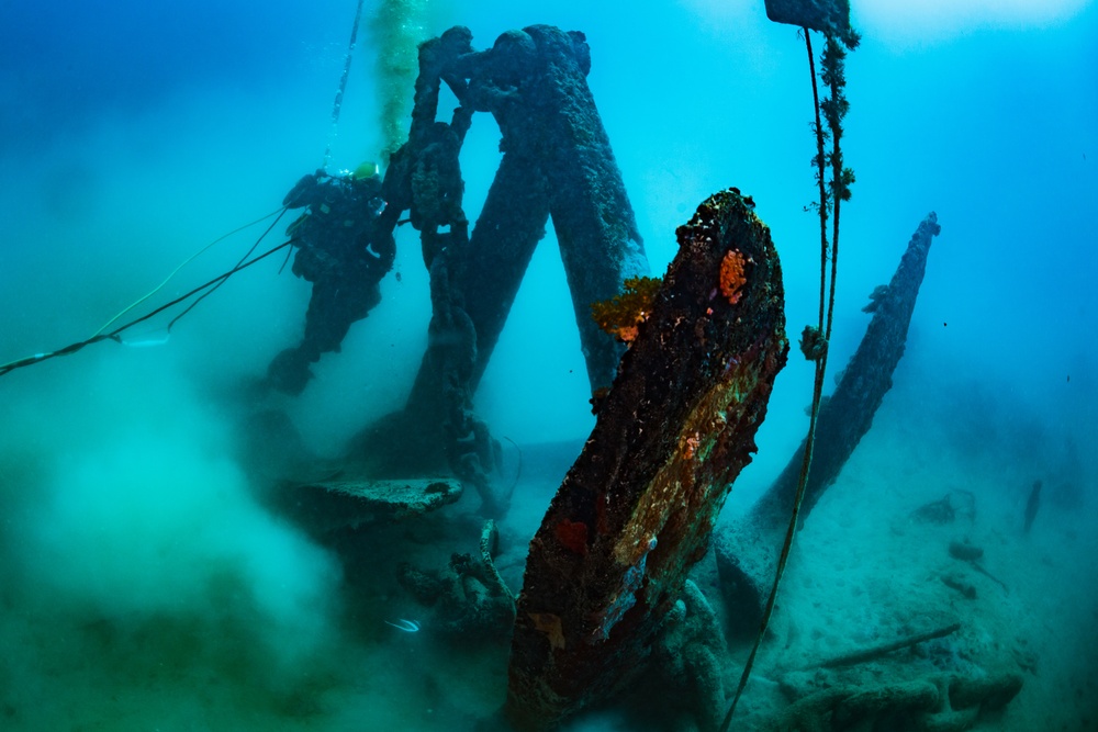 UCT-2, MDSU-1, USS Emory S. Land, and USS Frank Cable Divers Conduct Underwater Cutting Operations on Big Blue Mooring System in Apra Harbor