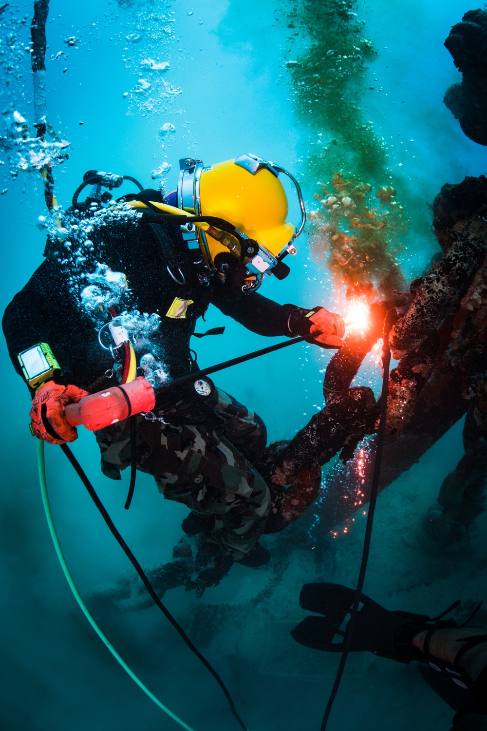 UCT-2, MDSU-1, USS Emory S. Land, and USS Frank Cable Divers Conduct Underwater Cutting Operations on Big Blue Mooring System in Apra Harbor