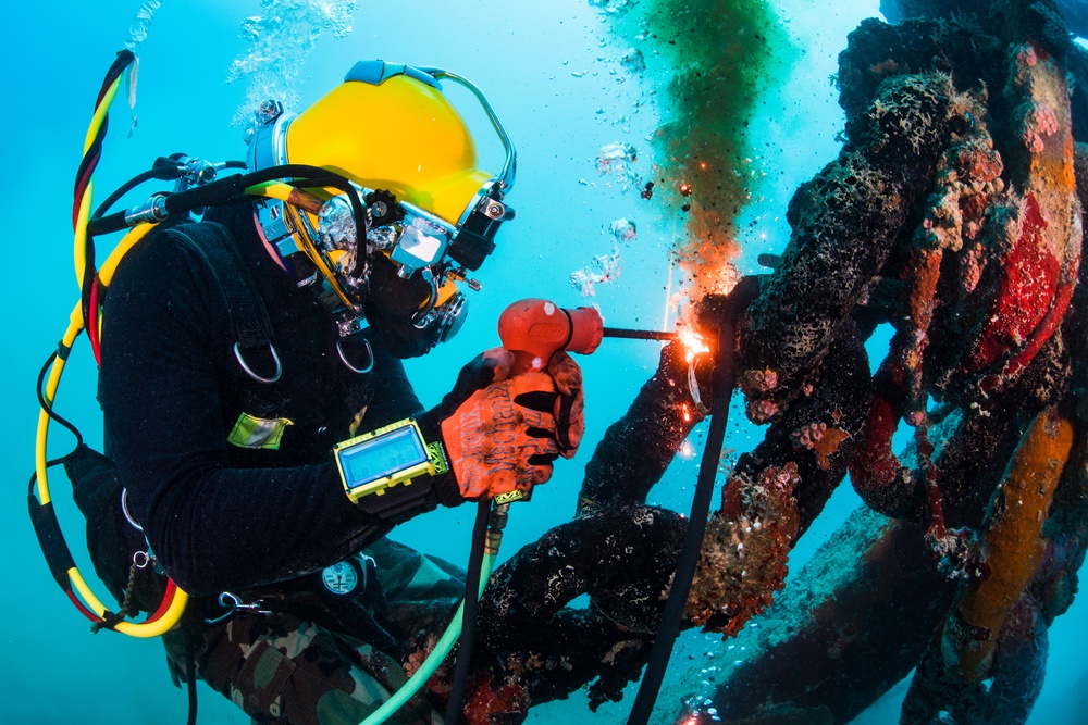 UCT-2, MDSU-1, USS Emory S. Land, and USS Frank Cable Divers Conduct Underwater Cutting Operations on Big Blue Mooring System in Apra Harbor