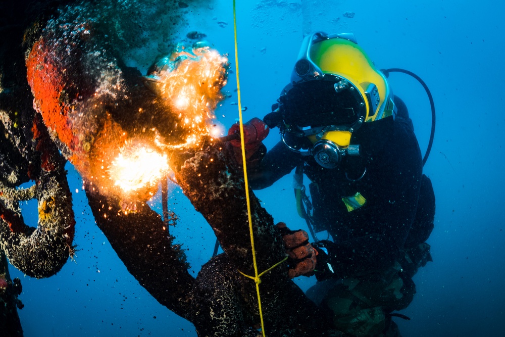 UCT-2, MDSU-1, USS Emory S. Land, and USS Frank Cable Divers Conduct Underwater Cutting Operations on Big Blue Mooring System in Apra Harbor